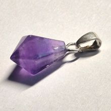 Amethyst Kettenanhänger klein – polierte Diamantspitze aus Brasilien mit beweglicher Silberöse | ca. 25 mm | Geschenkidee