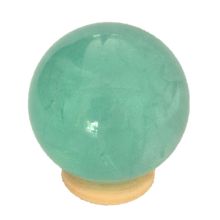 Steinkugel grüner Fluorit, Edelstein-Kugel mit Aufstellring aus Holz, polierte Fluoritkugel