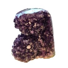 Amethyst Standobjekt, Edelstein Druse stehend, kleine, dunkle Kristallspitzen funkeln im Licht, N572